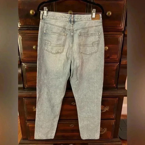 American Eagle Size 8R Ripped Light Wash Mom Jeans - Picture 2 of 5